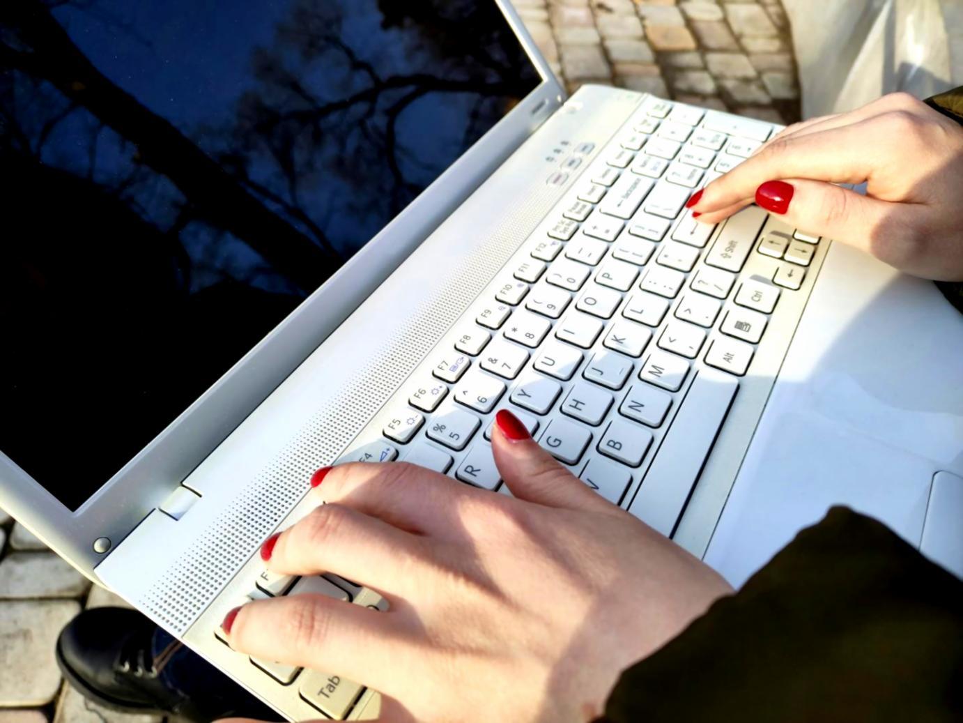 Analyste financier travaillant sur des modèles d'évaluation d'entreprise